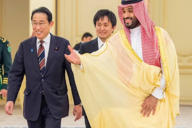 ولي العهد مستقبلاً رئيس الوزراء الياباني في جدة يوليو الماضي (واس)