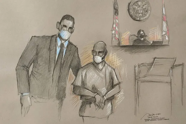 رسمة لفنان تظهر الجندي الكولومبي السابق ماريو أنطونيو بالاسيوس برفقة محاميه خلال إحدى جلسات محاكمته بميامي في فبراير 2022 (أ.ب)