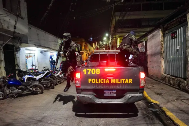 عناصر من الشرطة العسكرية في هندوراس خلال عملية في العاصمة تيغوسيغالبا (أرشيفية - أ.ف.ب)