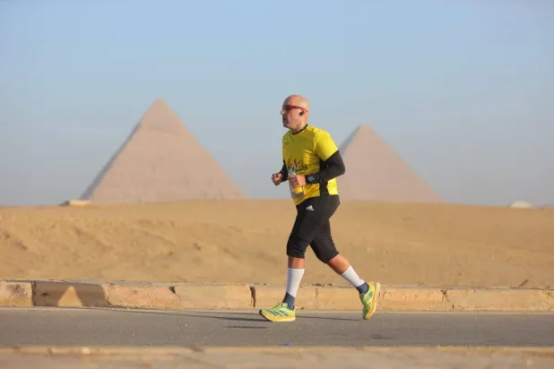 أحد المتسابقين يرتدي قميصاً مرسوماً عليه علم فلسطين (وزارة الشباب والرياضة المصرية)