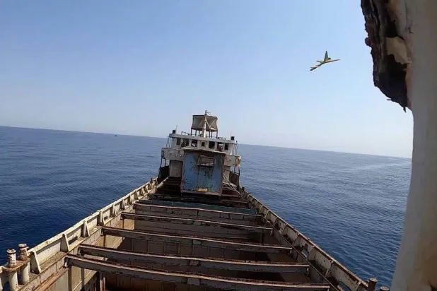 صورة وزّعها الجيش الإيراني من محاكاة هجوم بطائرة مسيرة على سفينة راسية في البحر أكتوبر الماضي