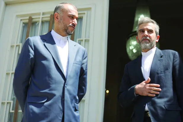 وزير الخارجية حسين أمير عبداللهيان يتحدث إلى نائبه باقري كني في طهران يونيو العام الماضي (رويترز)