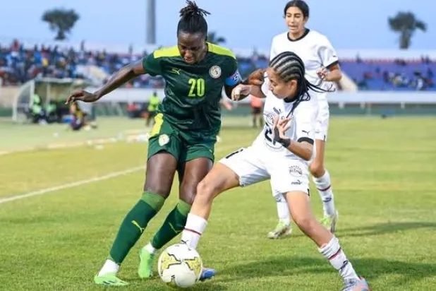 لقطة من مباراة مصر والسنغال في تصفيات أفريقيا للسيدات (غيتي)
