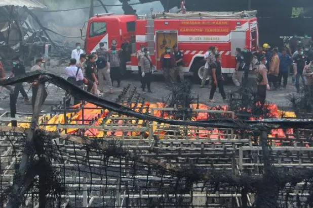 عمال في انفجار سابق بمصنع قرب العاصمة الإندونيسية جاكرتا (أرشيفية - أ.ف.ب)
