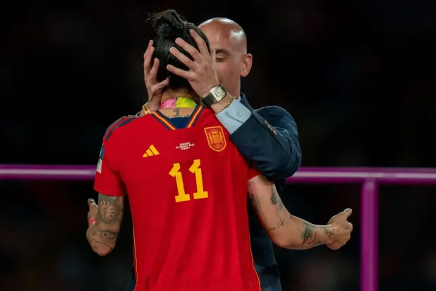 روبياليس قبّل هيرموسو على شفتيها عند التتويج بكأس العالم للسيدات (غيتي)