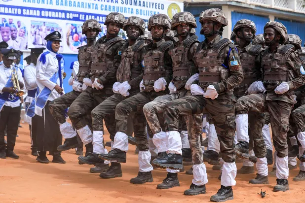 عناصر من الشرطة الصومالية في عرض عسكري في سكولا بوليسيا في مقديشو (أ.ف.ب)