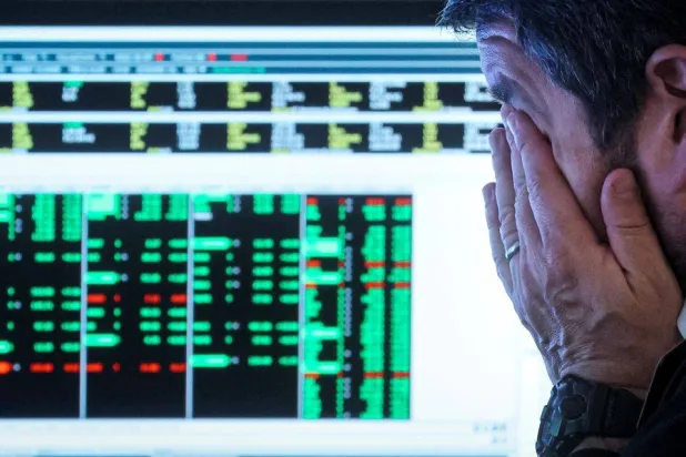 من المتوقع أن يواجه الاقتصاد العالمي العام المقبل تقلبات وتوترات متزايدة وسط الحروب والانتخابات المنتظرة (رويترز)