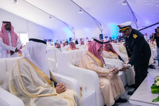 أمير المنطقة الشرقية خلال حفل توقيع العقود الخاصة بتقديم الخدمات البحرية لـ8 موانٍ سعودية (الشرق الأوسط)