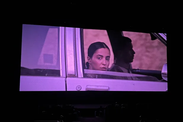 مشهد من الفيلم أثناء عرضه في القاعة الكبرى للمهرجان (الشرق الأوسط)