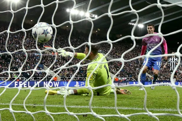 بوليسيتش يسجل في مرمى نيوكاسل لينقذ موسم ميلان الأوروبي (إ.ب.أ)