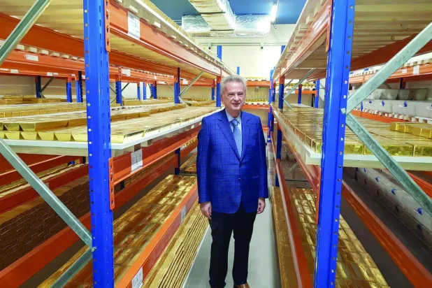 الحاكم السابق لمصرف لبنان رياض سلامة وسط سبائك الذهب المحفوظة في خزئن المصرف في صورة من نوفمبر 2022 (رويترز) 