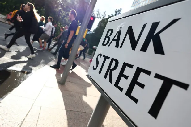 تواجه المصارف توقعات سلبية في عام 2024، بسبب تباطؤ النمو العالمي وارتفاع مخاطر تخلف المقترضين عن سداد القروض والضغط على الربحية (رويترز)