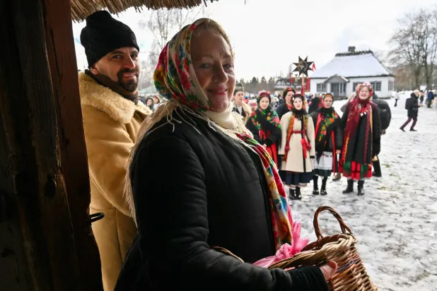 أوكرانيون يرددون أنشودة خلال احتفالهم بعيد الميلاد في قرية بيروغوف قرب كييف الاثنين (أ.ف.ب)