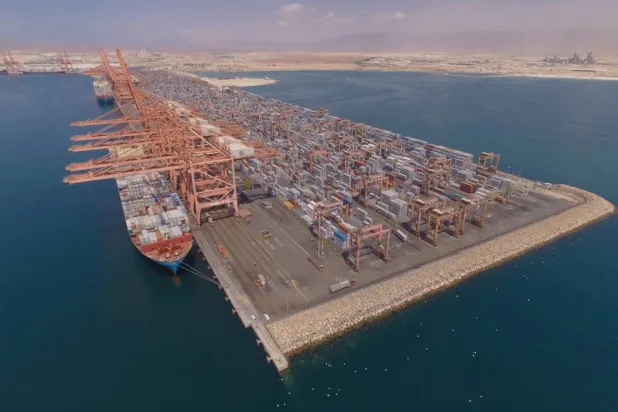 باخرة تجارية ترسو في أحد المواني العمانية (الشرق الأوسط)