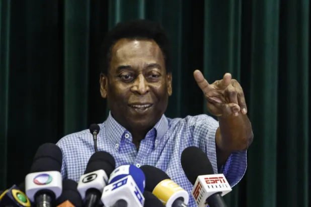 الأسطورة البرازيلي الراحل بيليه في صورة تعود لعام 2014 (أ.ف.ب)