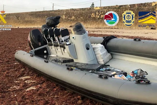 صورة وزّعها الحرس المدني الإسباني لزورق سريع جرى احتجازه في إطار عملية مشتركة بين إسبانيا والبرتغال ضد مهربي المخدرات في 22 ديسمبر 2023 (أ.ف.ب)
