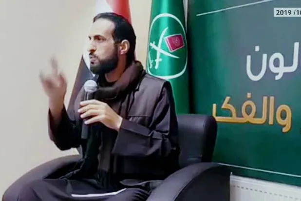 حاكم المطيري متحدثاً في صالون «رواد الفكر» التابع لـ«الإخوان المسلمين» بإسطنبول في 16 ديسمبر الحالي (من حسابه على «إكس»)