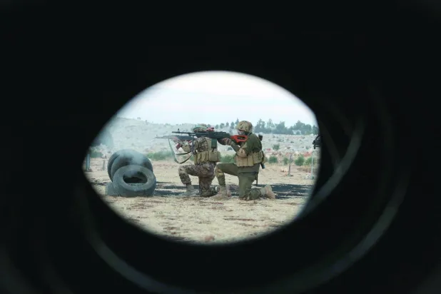 مقاتلان من «هيئة تحرير الشام» خلال احتفال بتخريج دورة عسكرية في محافظة إدلب شمال غربي سوريا أغسطس الماضي (أ.ف.ب)