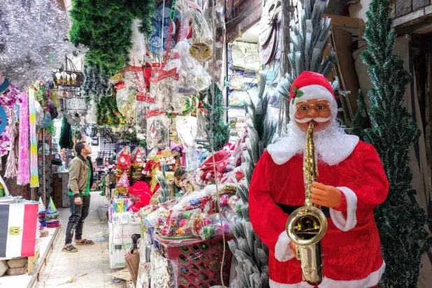 هدايا الكريسماس ورأس السنة في سوق درب البرابرة بوسط القاهرة (الشرق الأوسط)