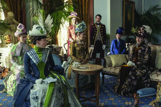 في «العصر الذهبي» تلعب كاري كون دور بيرثا راسل (إتش بي أو)