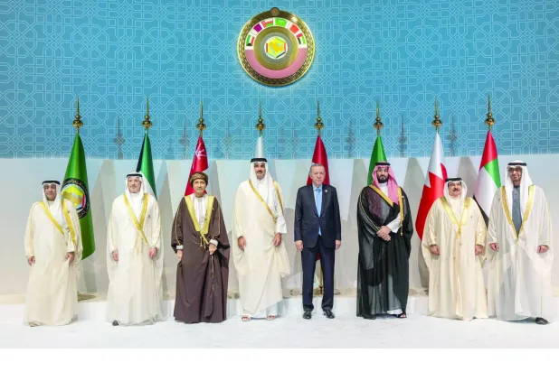 قادة دول مجلس التعاون الخليجي والرئيس التركي في افتتاح القمة الخليجية في الدوحة نوفمبر الماضي (العمانية)