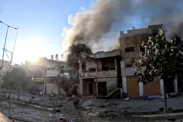 مغربی کنارے میں طولکرم میں دھماکے کے بعد دھواں اٹھ رہا ہے (روئٹرز)