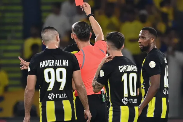 الحَكم شَهَر بطاقة حمراء ضد فابينيو لاعب الاتحاد (علي خمج)