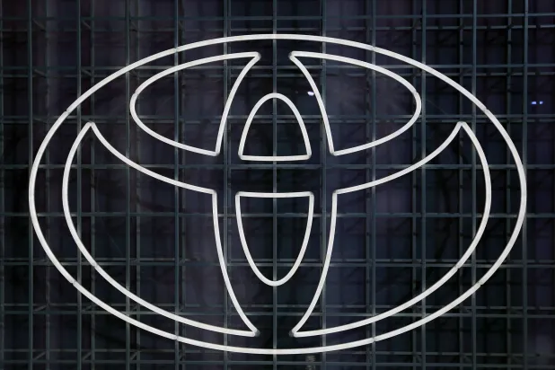 شعار «تويوتا» يظهر في معرض طوكيو للسيارات بطوكيو، اليابان في 24 أكتوبر 2019 (رويترز)