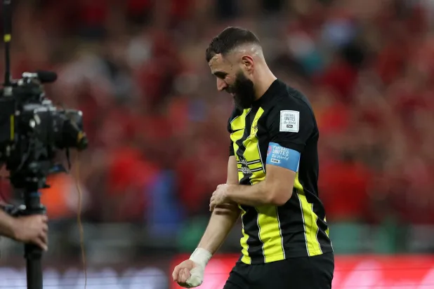 بنزيمة شعر بخيبة كبيرة بعد خسارة الكلاسيكو (رويترز)