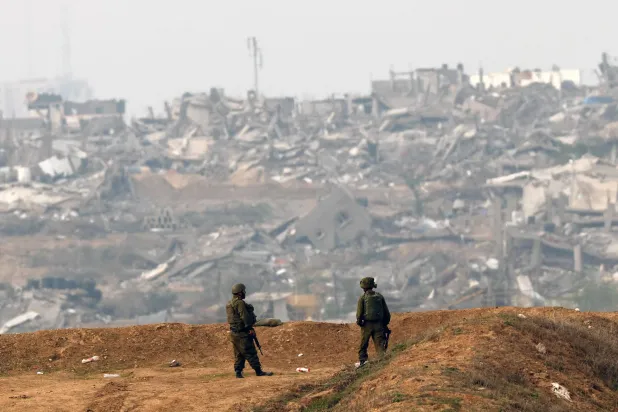 جنود إسرائيليون يقومون بدورية على طول الحدود بين إسرائيل وغزة (أ.ف.ب)