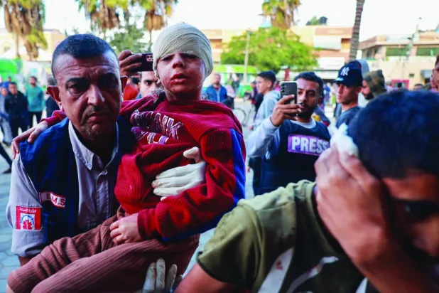 Filistinli sağlık görevlileri, yaralıları geçen Kasım ayında Gazze Şeridi'nin merkezindeki Deyr Balah'taki El Aksa Şehitleri Hastanesi'ne nakletti (AFP)