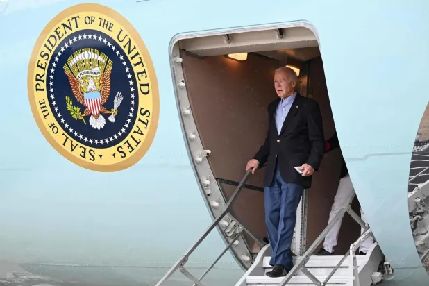 ABD Başkanı Joe Biden, Yeni Yıl tatilini geçirmek için gittiği ABD Virgin Adaları'ndaki St. Croix Havalimanı'ndaki Air Force One'dan iniyor (AFP)