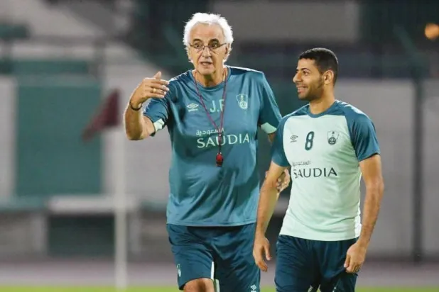 فوساتي يوجه تيسير الجاسم إبان تدريبه للأهلي (الشرق الأوسط)