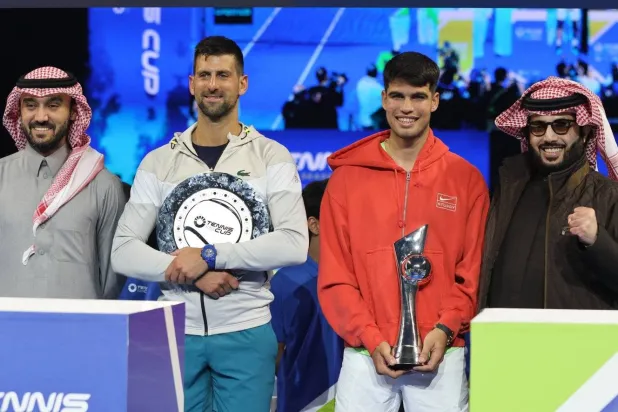 نوفاك وألكاراس أثناء تكريمهما بعد المواجهة الودية على كأس موسم الرياض (رويترز)