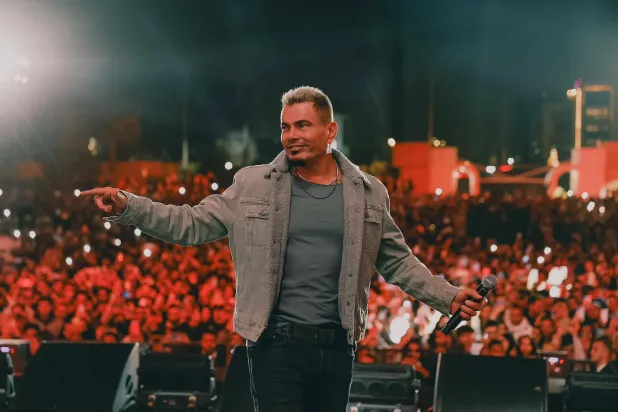 «الهضبة» في إحدى حفلاته (حسابه على فيسبوك)