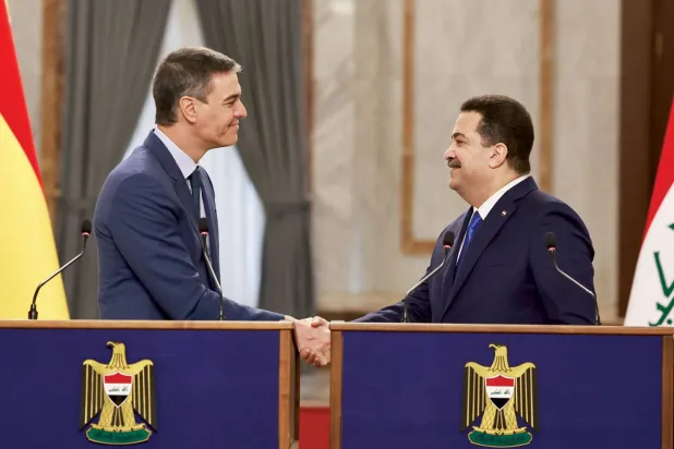 رئيس الحكومة العراقية مع نظيره الإسباني خلال مؤتمر صحافي في بغداد أمس (أ.ف.ب)