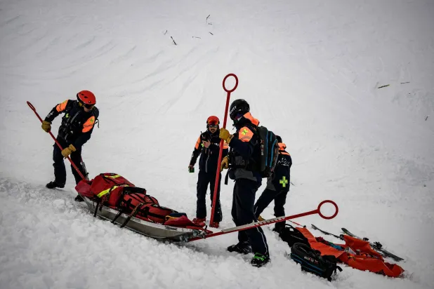رجال إنقاذ يشاركون في عملية بحث وإنقاذ لضحايا انهيار جليدي في منتجع "لي دو زالب" (Les Deux Alpes) للتزلج في جبال الألب، بجنوب شرق فرنسا (أ.ف.ب)