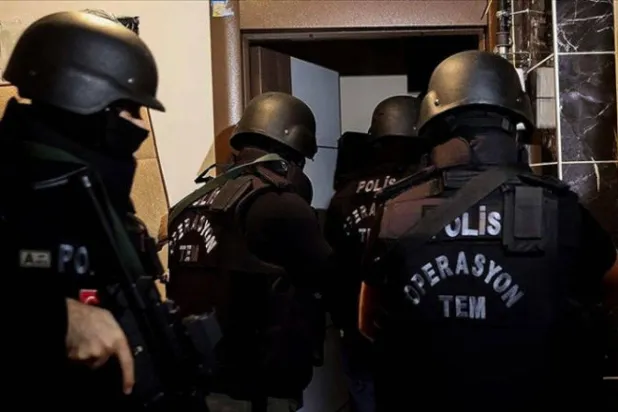 ترک پولیس استنبول کے مضافات میں دہشت گرد عناصر کے خلاف چھاپہ مارتے ہوئے (ترک وزارت داخلہ)