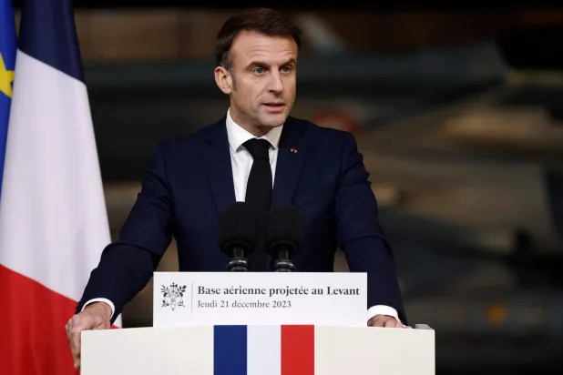 الرئيس الفرنسي إيمانويل ماكرون يلقي كلمة في 21 ديسمبر 2023 بشرق عمّان خلال زيارته إلى الأردن (أ.ف.ب)