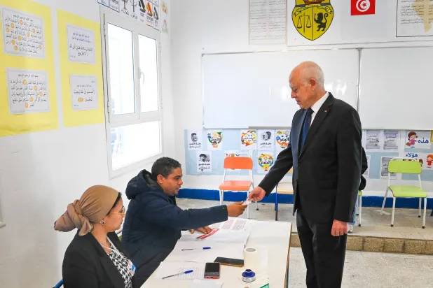 حزب ائتلاف «صمود» طالب بإنهاء المسار السياسي للرئيس سعيد بسبب النتائج الضعيفة المسجلة في انتخابات المجلس المحلية (إ.ب.أ)