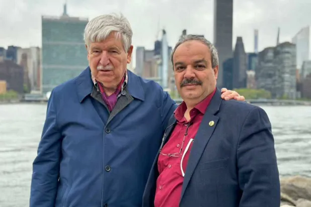 المخرج مع الرهينة الأميركي السابق جون لمبرت (الشرق الأوسط)