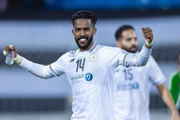 نواف العابد بقميص الشباب هذا الموسم قبل رحيله عنه (منصة «إكس»)