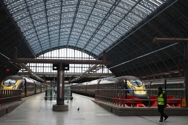 قطارات «يوروستار» متوقفة في محطة سانت بانكراس في لندن (أ.ف.ب)