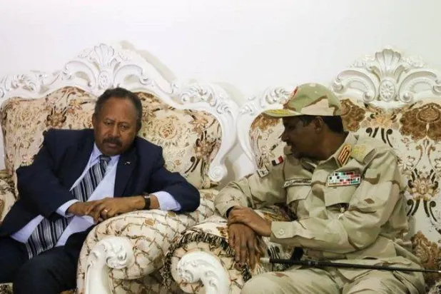 أرشيفية للقاء سابق بين قائد قوات الدعم السريع محمد حمدان دقلو (حميدتي) ورئيس الوزراء السابق عبد الله حمدوك