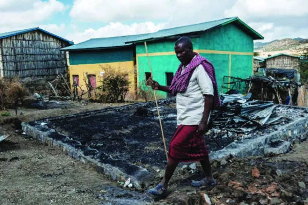مواطن أمام ركام منزله في قرية بإقليم تيغراي شمال إثيوبيا (أرشيفية - أ.ف.ب)