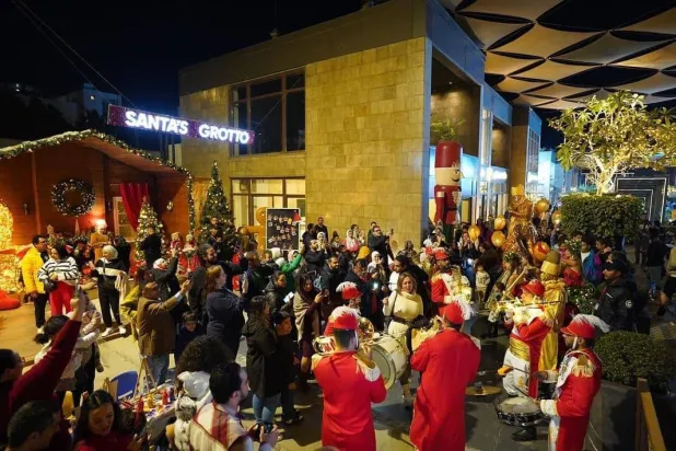 جانب من زينة واحتفالات رأس السنة في مدينة الشيخ زايد غرب القاهرة  (صفحة  Walk of Cairo على «فيسبوك»)