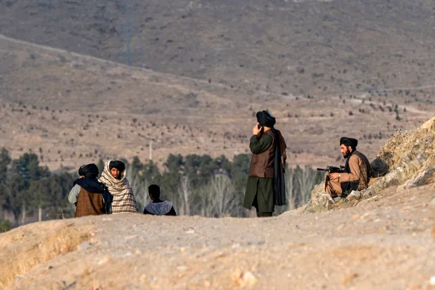 أفراد أمن من حركة «طالبان» على مشارف كابل (أ.ف.ب)