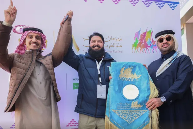 البريطاني شفيق خان عبّر عن سعادته بنيل لقب الشوط (واس)