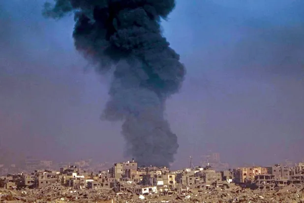 İsrail’in Gazze Şeridi’ne düzenlediği hava saldırısının ardından dumanlar yükseliyor (AP)