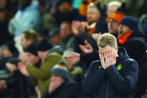 
إيدي هاو يعاني من التراجع المفاجئ لنتائج نيوكاسل (رويترز)